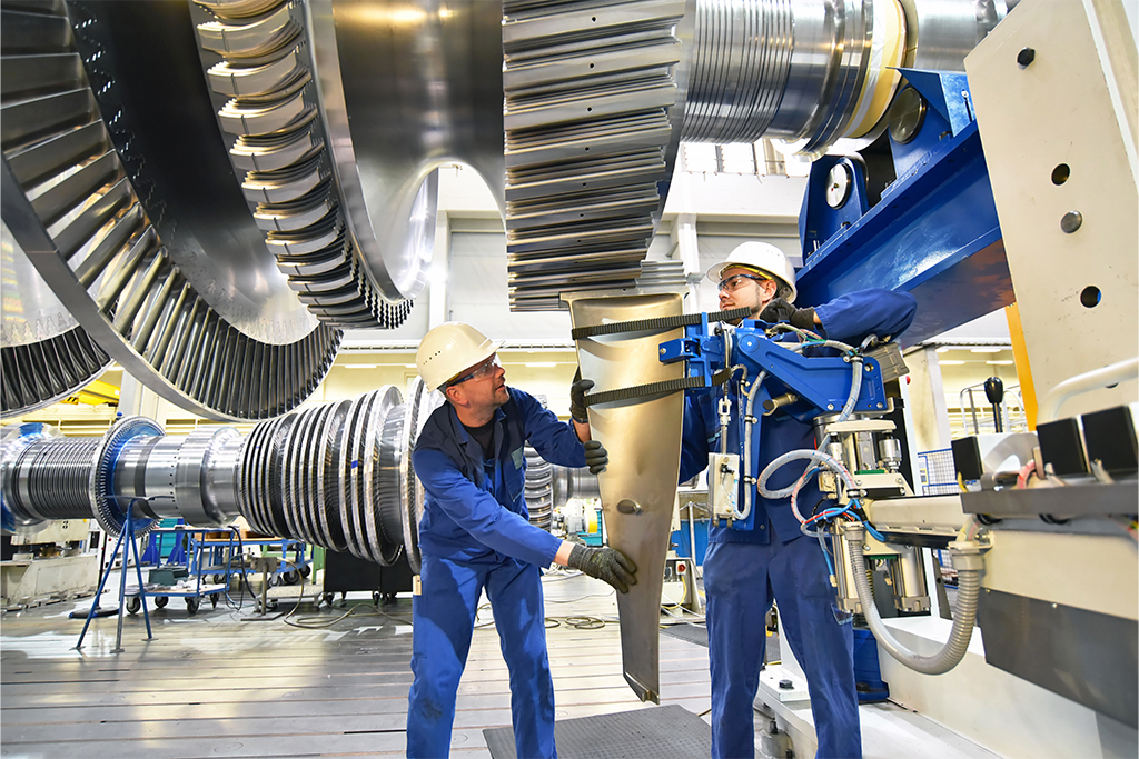 Mitarbeiter bei der Demontage von großen Industrieanlagen