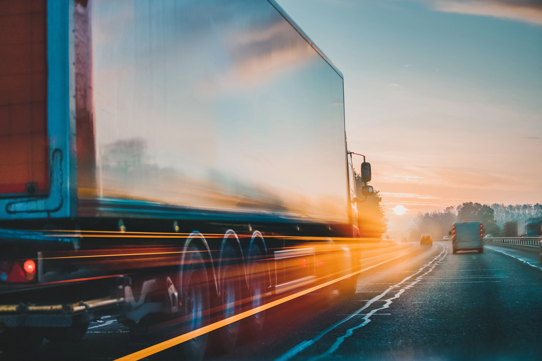 Aufnahme einer Schnellstraße, auf dem ein Lkw fährt – sicherer Speditions Maschinentransport