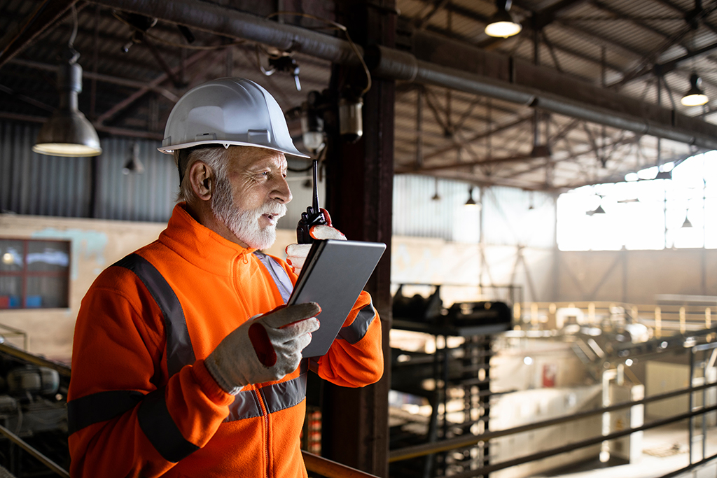 Mitarbeiter bei der Wartung von Industrieanlagen